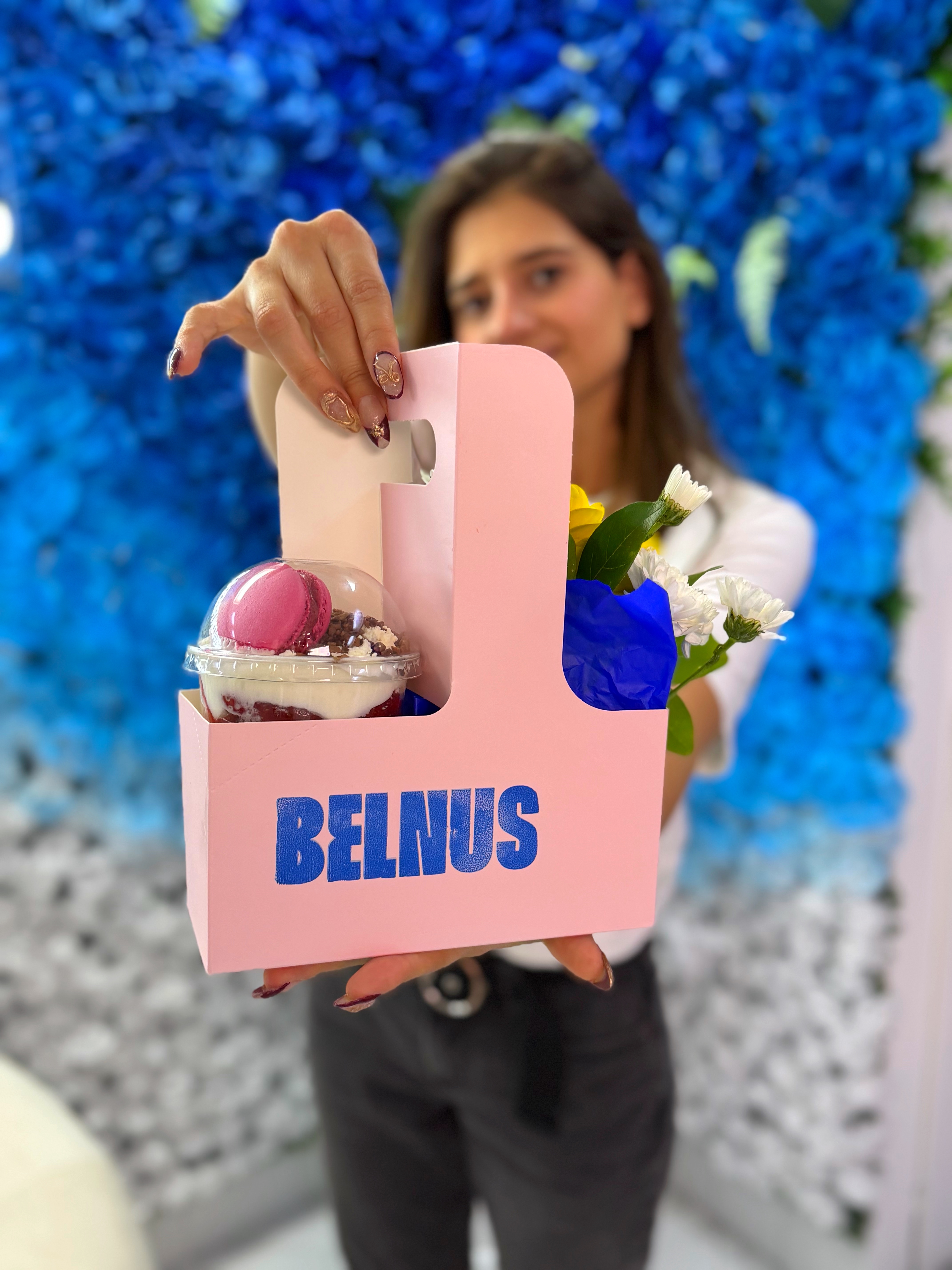 Arreglo Floral con Fresas - Obsequio Especial